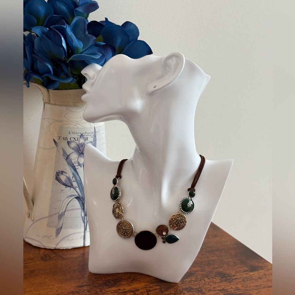 Bohemian Western Floral Pattern Drip Oil Necklace NWT
